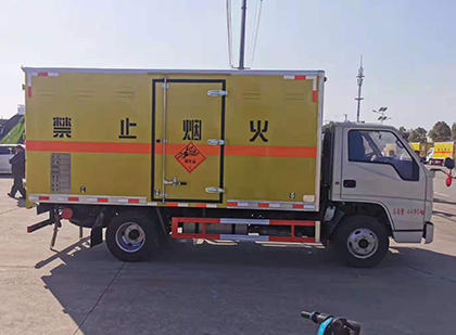 大竹爆破器材运输车工人安全操作规范与智能技术保障